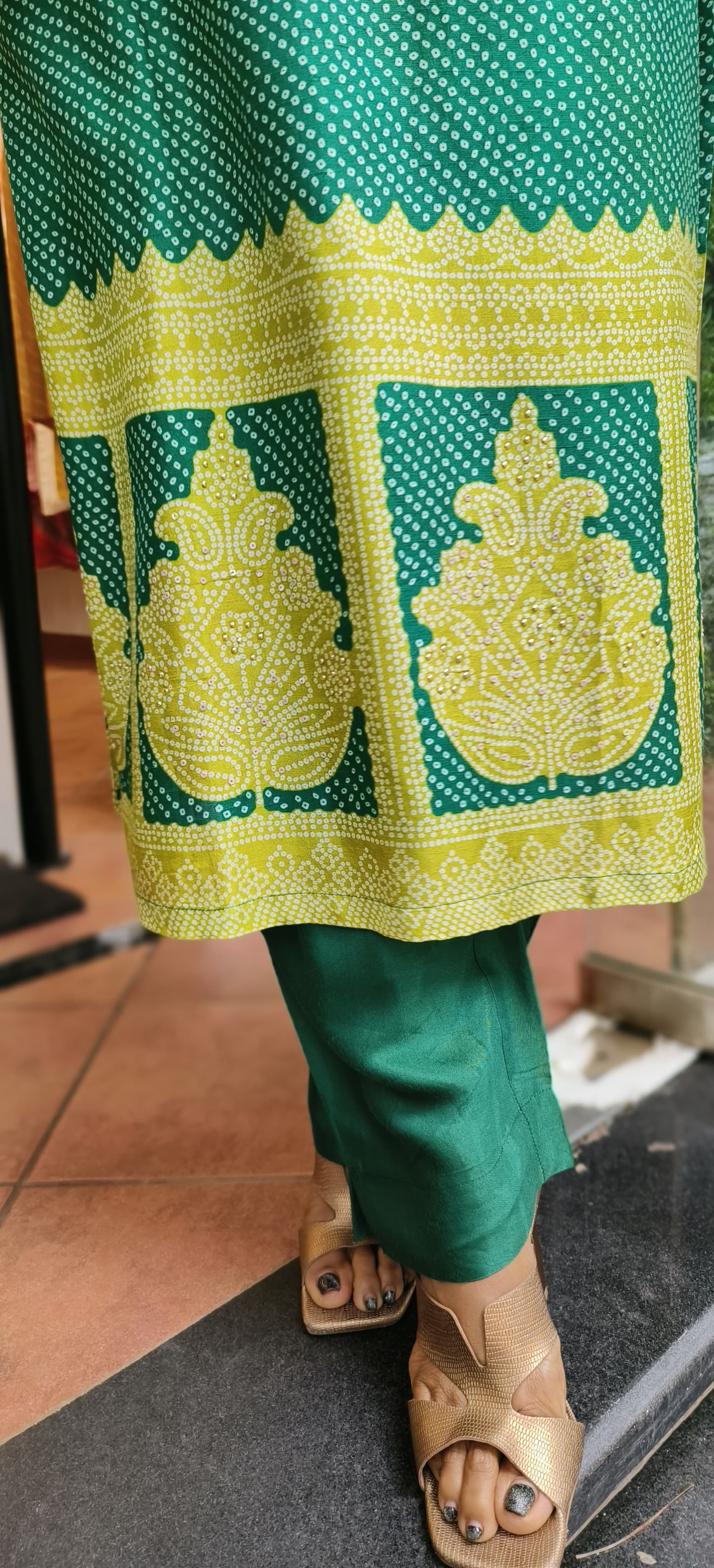 Beautiful Green Bandhani V-neck Embroidered Silk Full Suit Set With Dupatta -06047