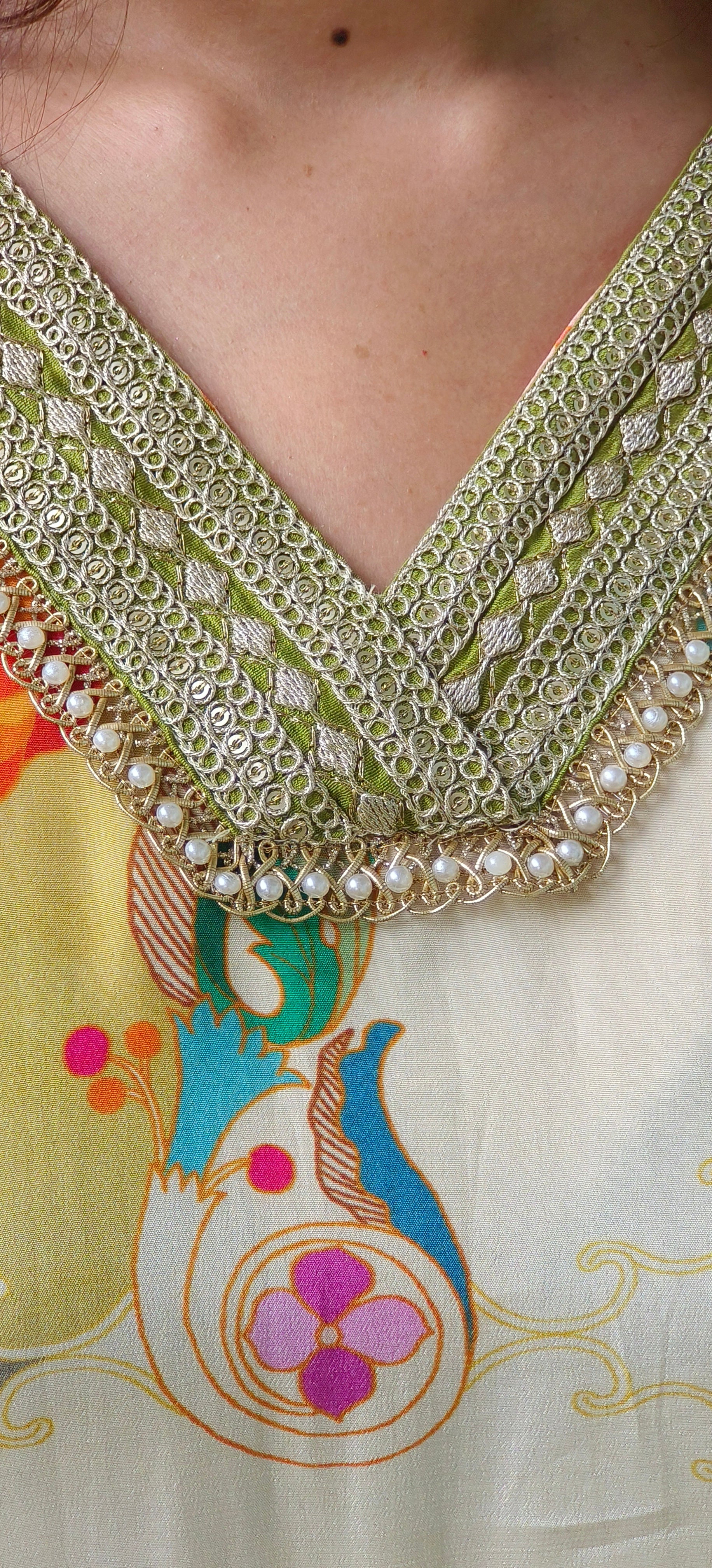 V-Neck Huge Floral Prints Kurta Pant In Crepe Fabric