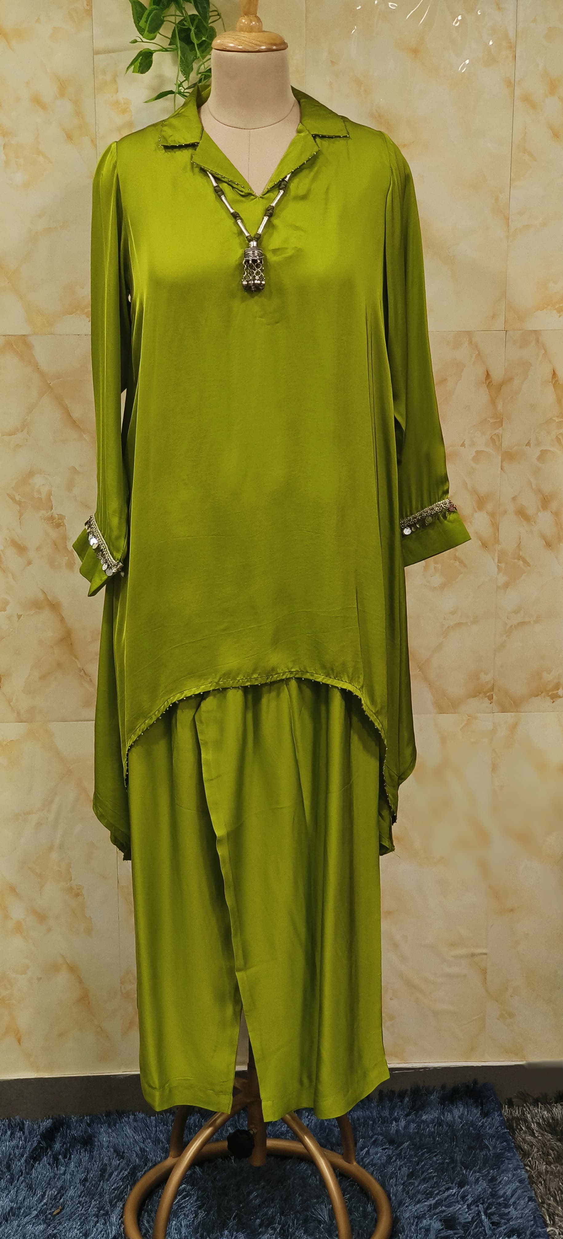 Stylish Indo-western Pure Crape Hi Low Pattern Kurta pant With NeckPiece