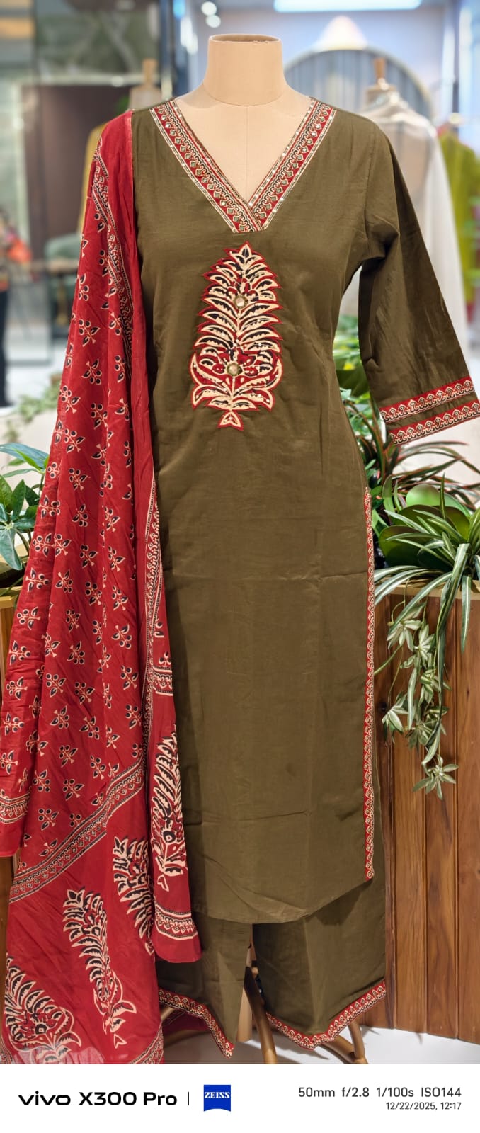 Palm Print Highlighted V-Neck Line Full Suit With Dupatta In Cotton Fabric- 12983 Lean Fit.0/