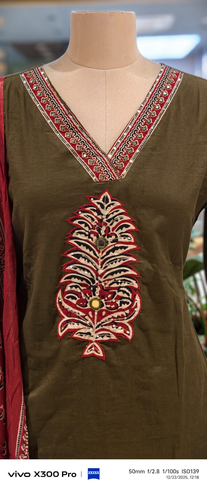 Palm Print Highlighted V-Neck Line Full Suit With Dupatta In Cotton Fabric- 12983 Lean Fit.0/