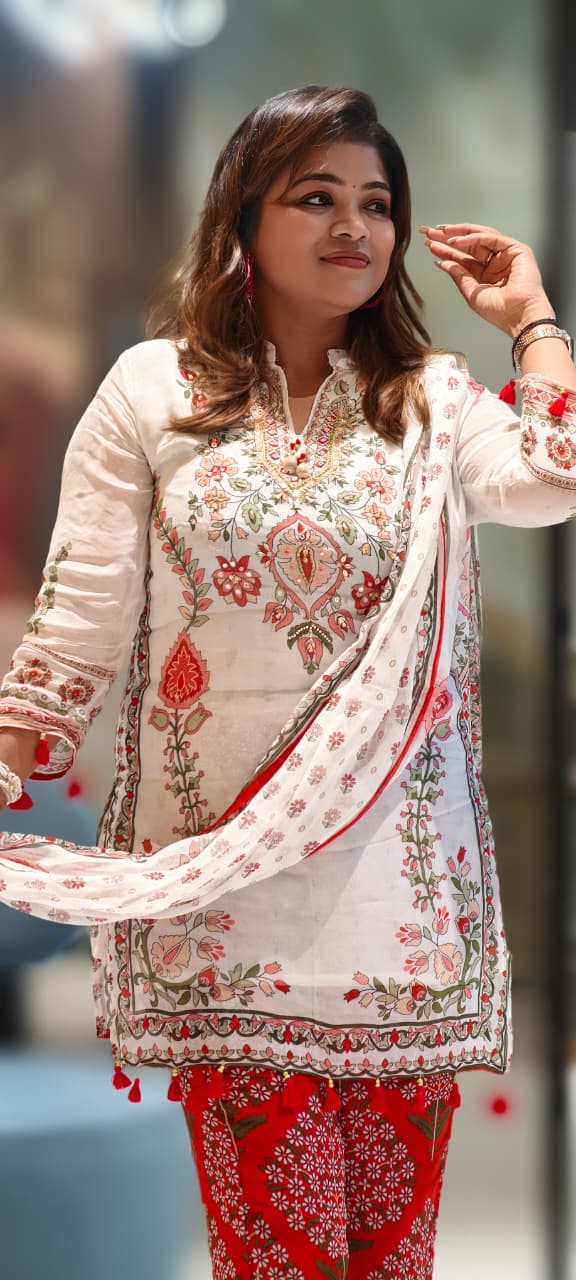 Gardenia Floral Printed Knee Length Kurta With Bright Bottom & Dupatta In Georgette Fabric- 12986