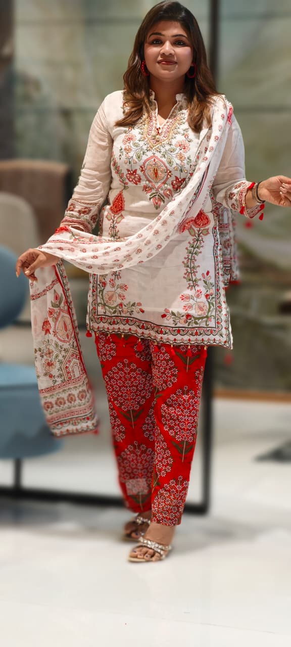 Gardenia Floral Printed Knee Length Kurta With Bright Bottom & Dupatta In Georgette Fabric- 12986