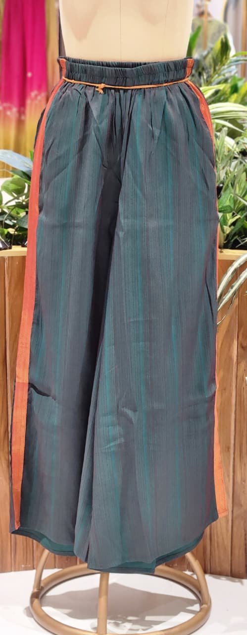 Vibrant Golden Bordered V-Shaped Outer With Buster & Straight Bottom(Seperate Neck Piece)