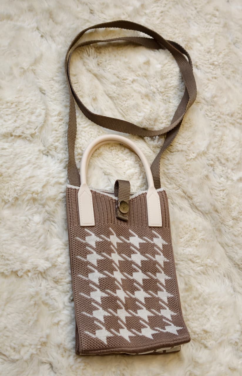 Elegant Soft Knitted Mobile Phone Sling Bag for Women & Girls, Cute Daisy Pattern Crossbody