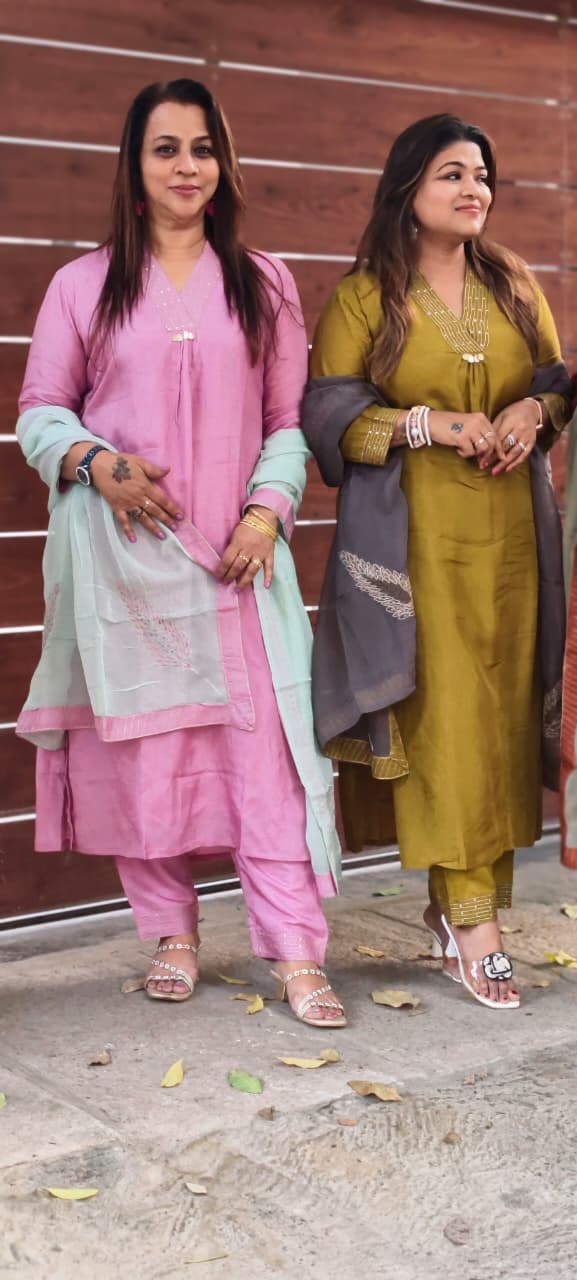 Banarasi Mul-Chanderi Solid A-Line Full Suit Set With Smart Dual Tone Dupatta & Minimal Coin Tassels Over Neck- 16040
