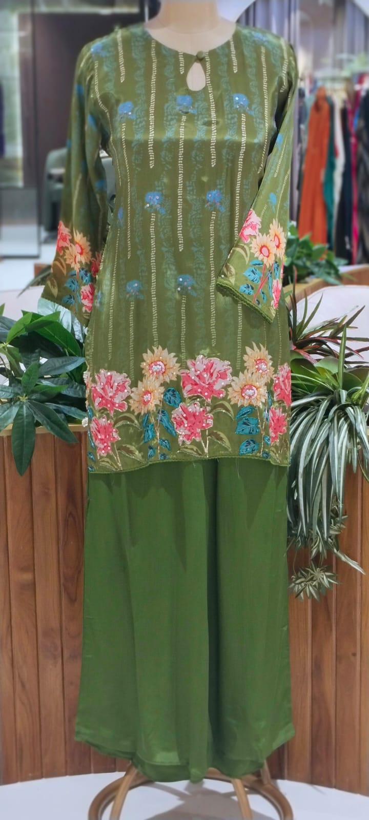 Bright Floral Embellished Kurta Set with Keyhole Neckline & Matching Wide-Leg Pants Co- 15858Ord Set-