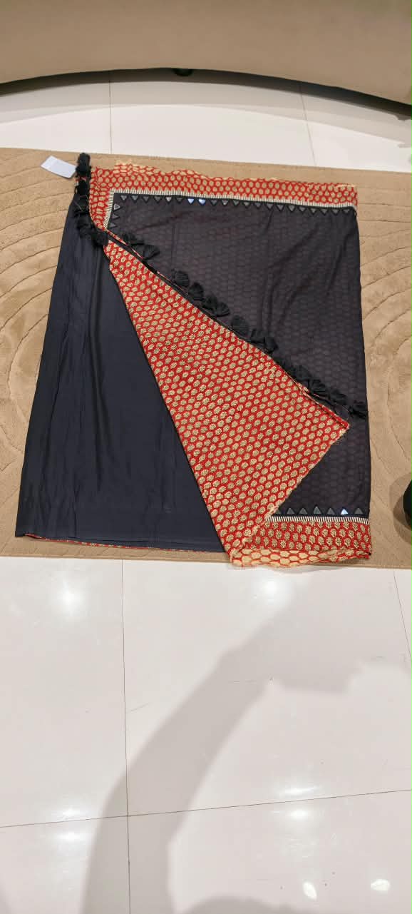 Elegant Black & Red Handloom Cotton Saree with Floral Block Print Contrast Border & Tassel Detailing with Unstitched Blouse 16610