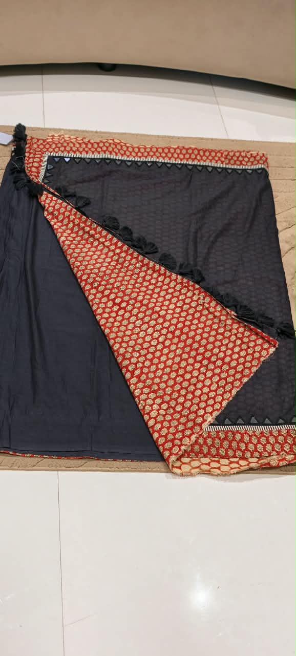 Elegant Black & Red Handloom Cotton Saree with Floral Block Print Contrast Border & Tassel Detailing with Unstitched Blouse 16610