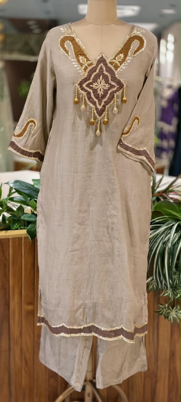 Surat Mul-Chanderi Neck Patch Dangle Accent Full  Suit Set Scallop Hem and Dupatta- 16677