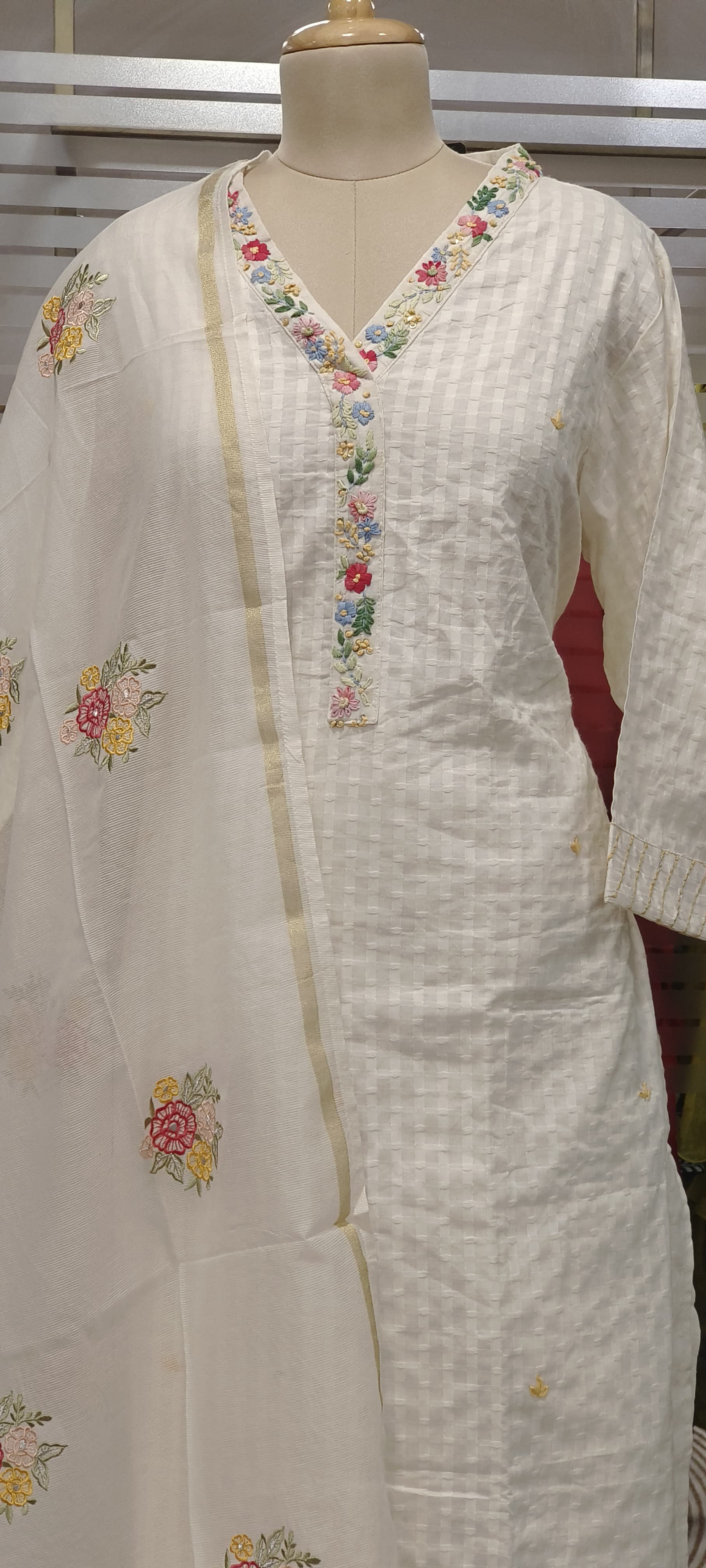 Embroidered neck White Pure Cotton Kurta Pant And Dupatta-06427