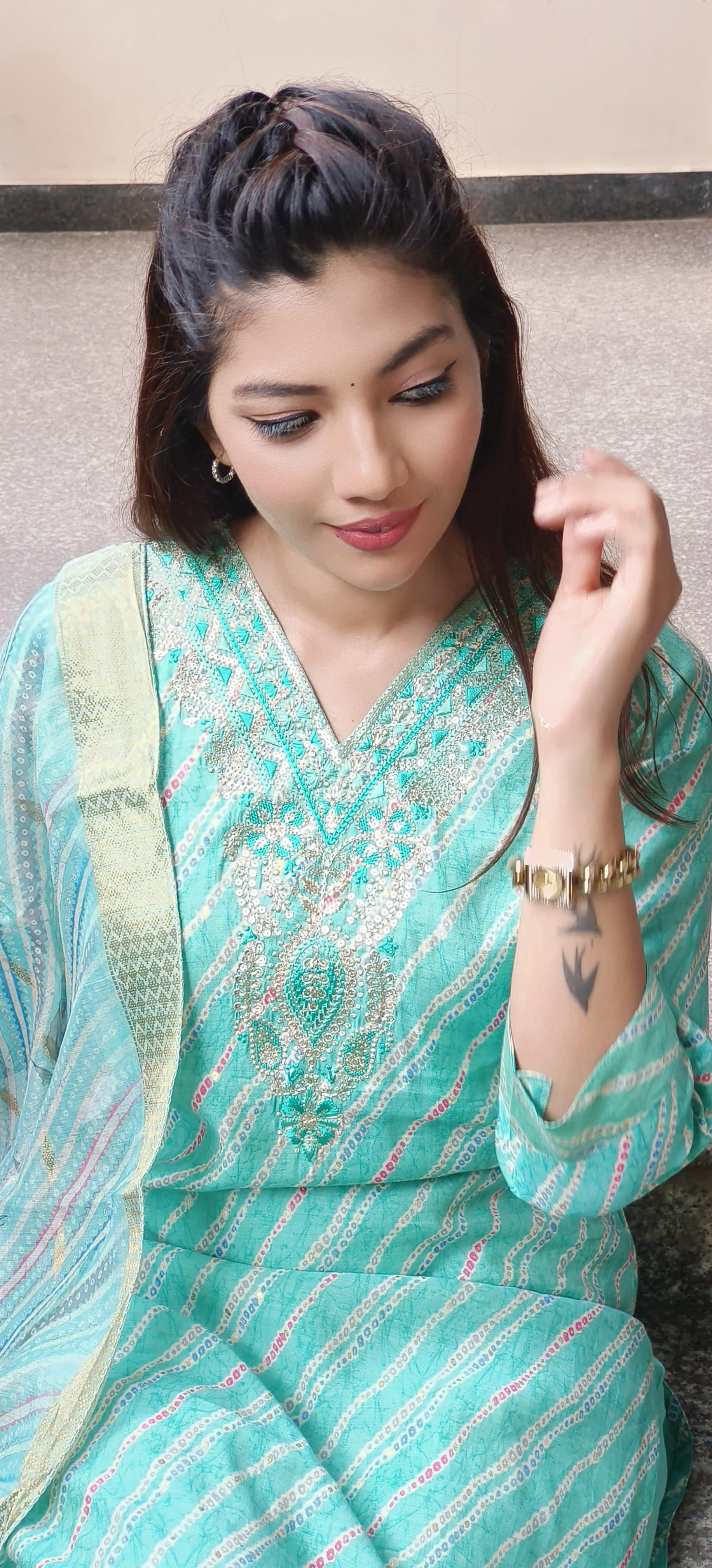Mudal Muslin Lehriya Print Embroidered Neck Full Full Suit