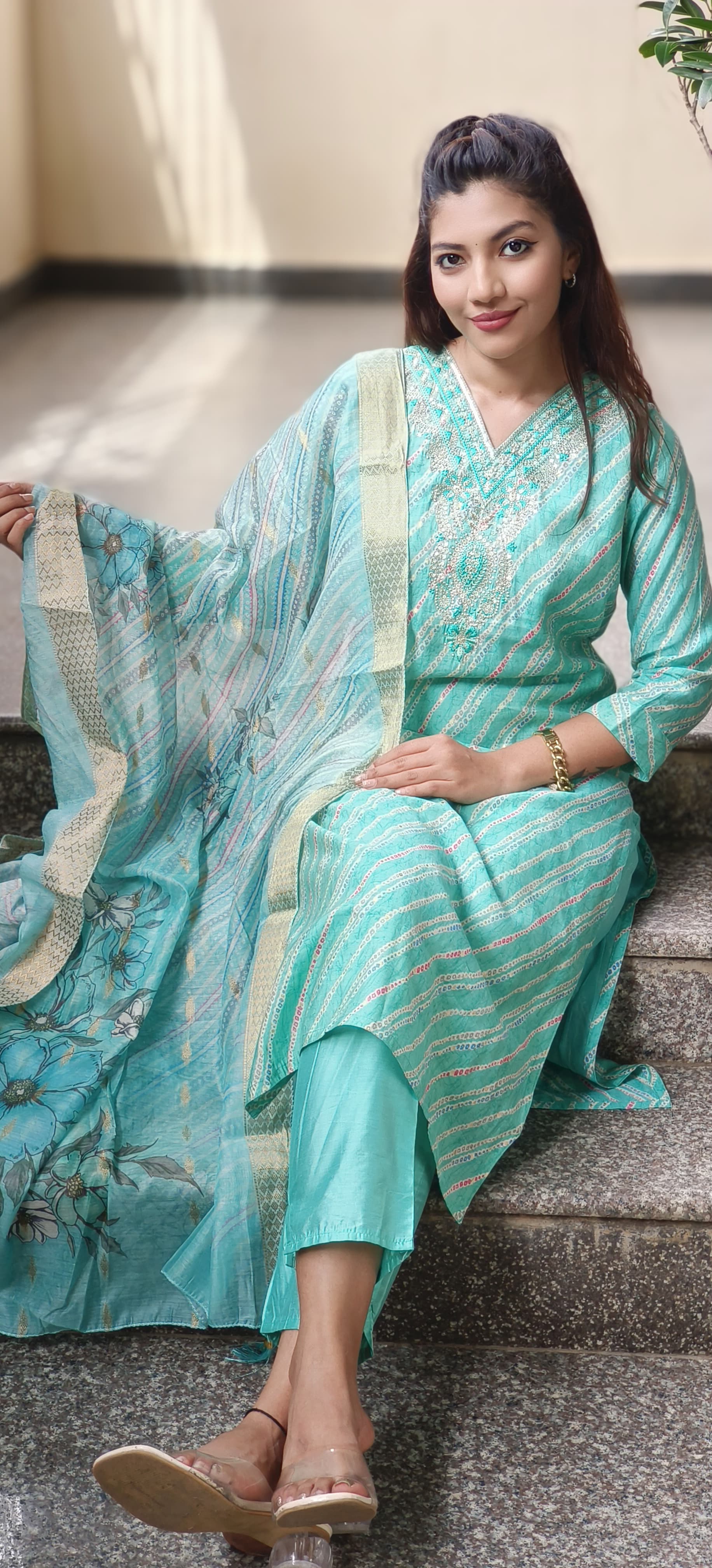 Mudal Muslin Lehriya Print Embroidered Neck Full Full Suit