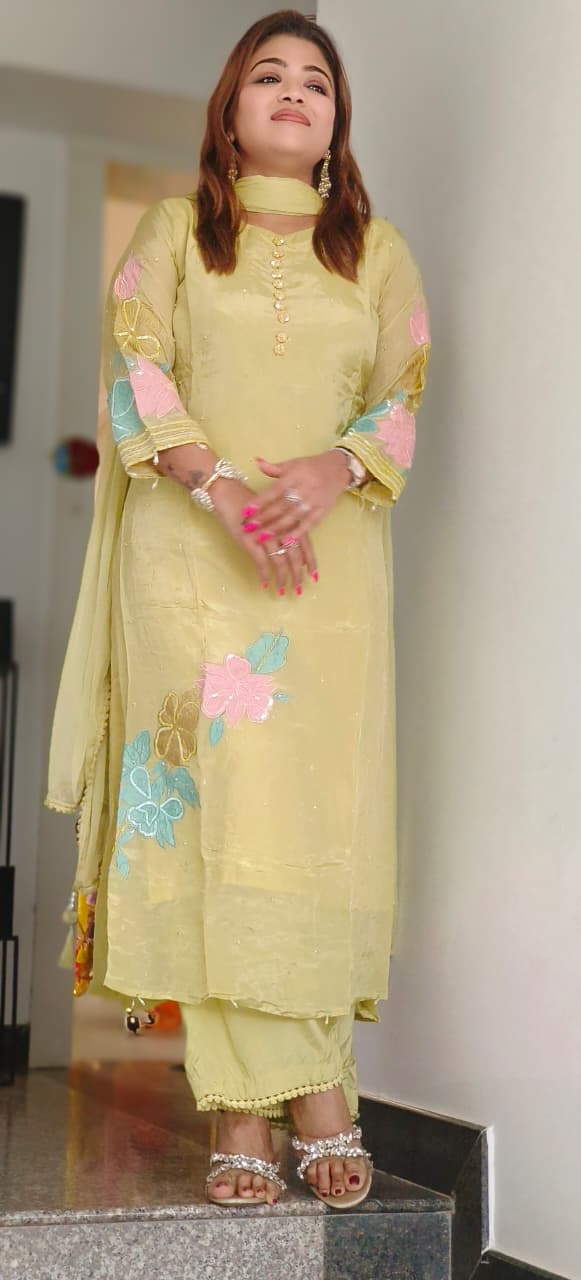 Patched Floral Elegant Sunlit Meadow Full Suit Set Dupatta In Crepe Fabric- 10783