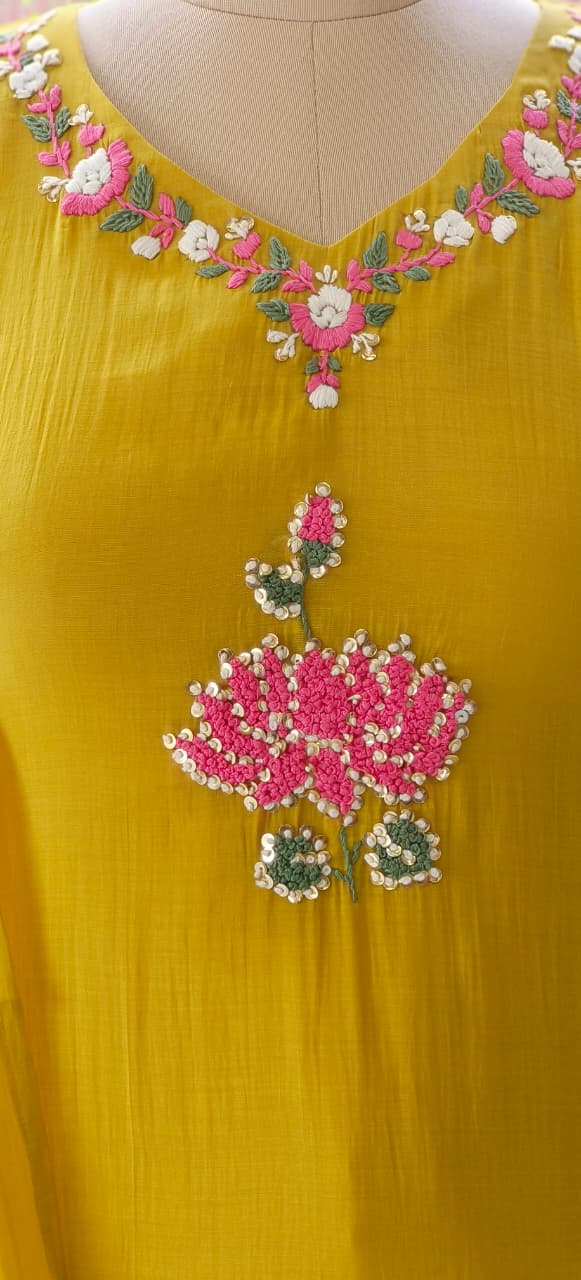 Elegant Surat Mul Chanderi Thread Embroidery Kurta with Pink Floral Detailing-12267