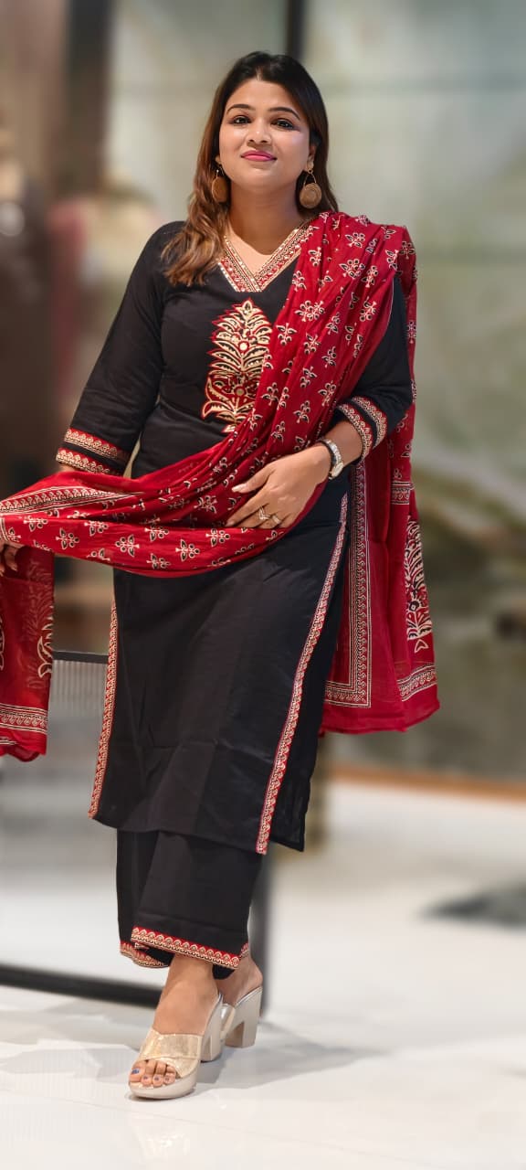 Palm Print Highlighted V-Neck Line Full Suit With Dupatta In Cotton Fabric- 12983 Lean Fit.0/