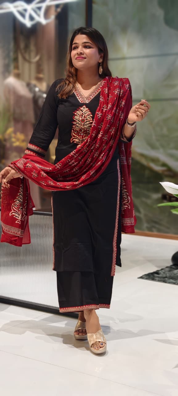 Palm Print Highlighted V-Neck Line Full Suit With Dupatta In Cotton Fabric- 12983 Lean Fit.0/