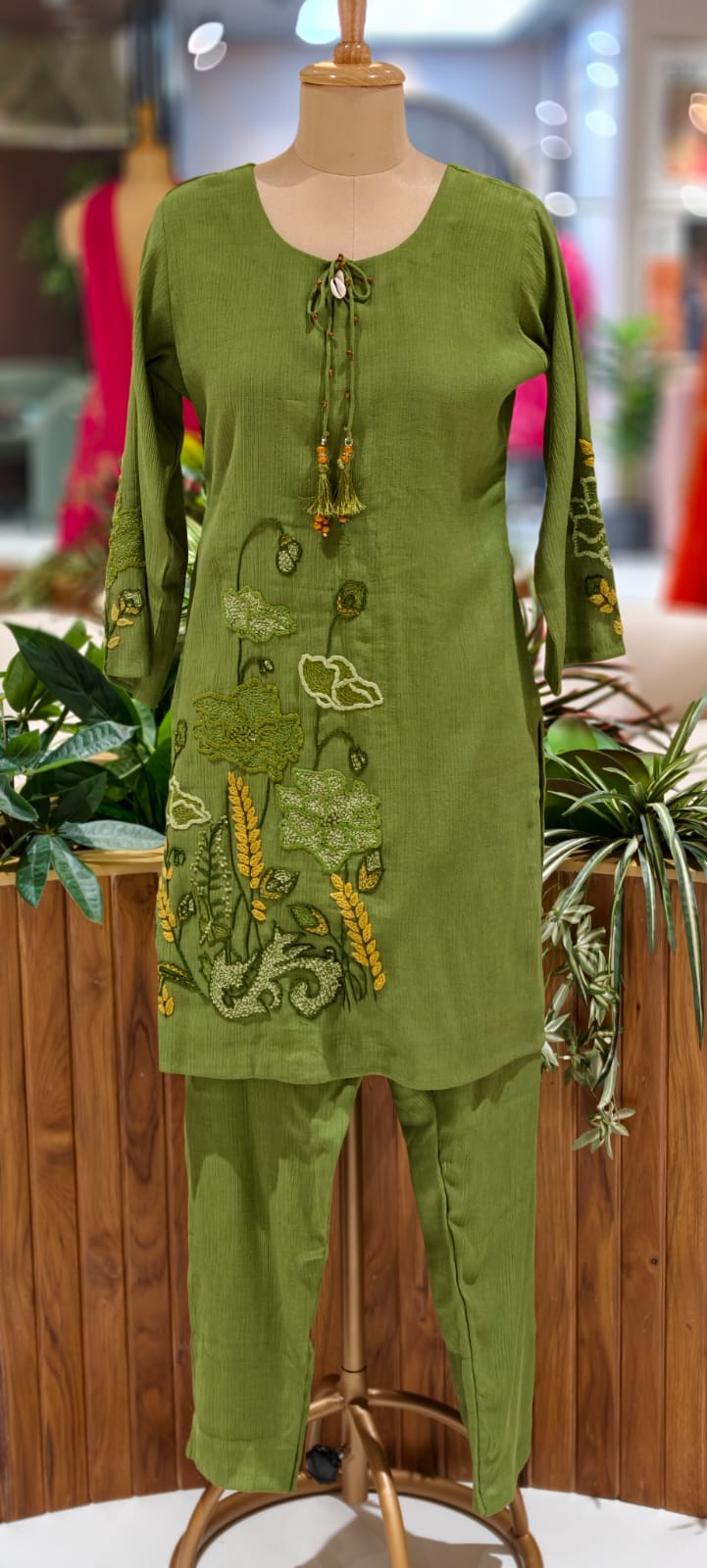 Katha Stitch Kind Embroidered Front Tassel Co-Ord Set In Crush Cotton Fabric- 13002