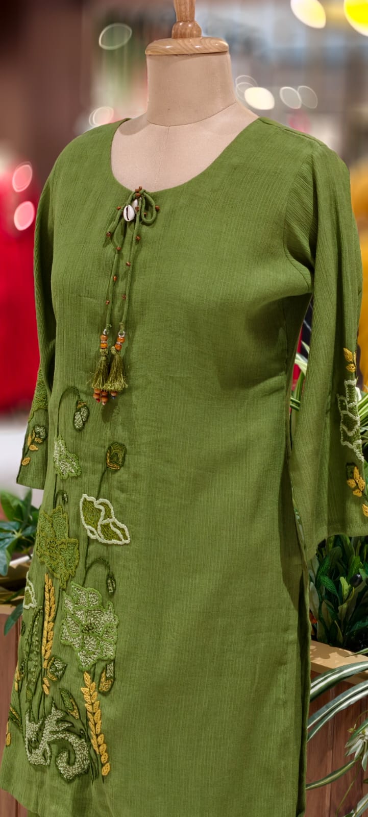 Katha Stitch Kind Embroidered Front Tassel Co-Ord Set In Crush Cotton Fabric- 13002