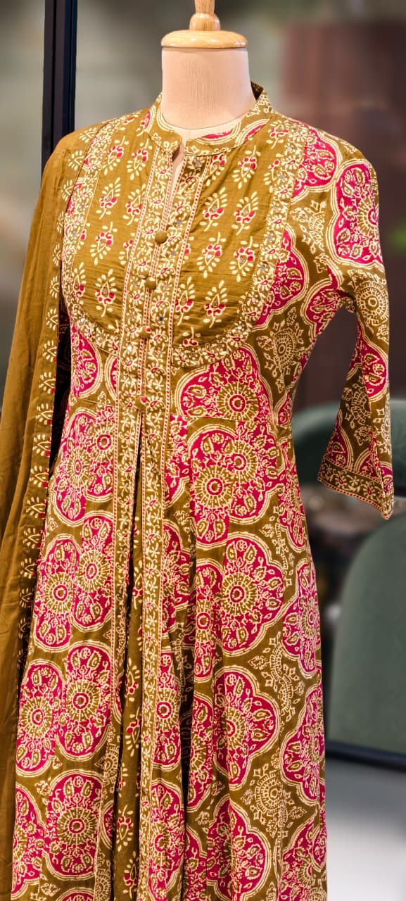 Traditional Printed Front Slitted Look Ethnic Anarkali Full Suit Set With Dupatta In Cotton Fabric-13315