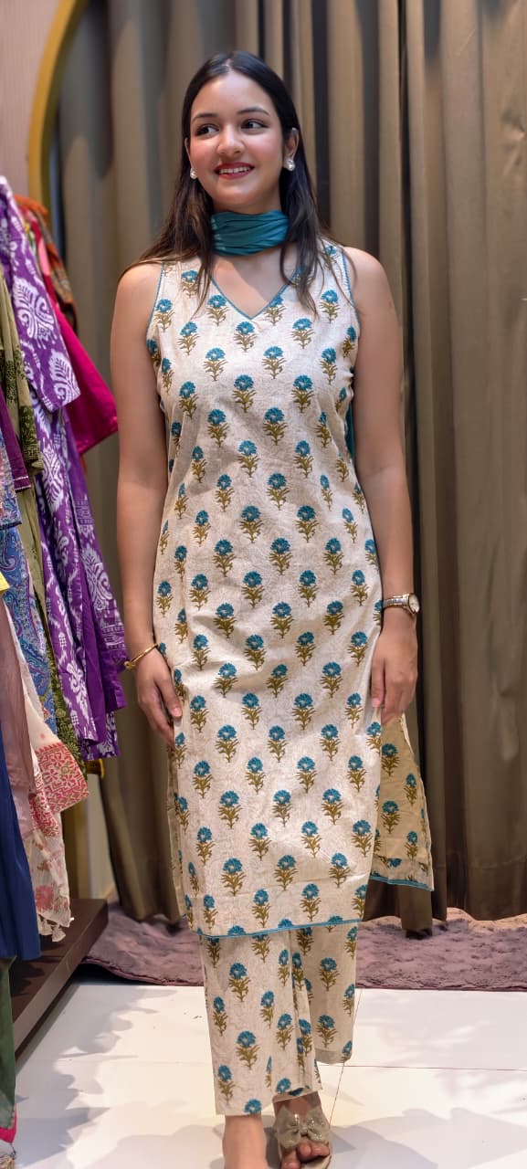 Beautiful Floral Printed Sleeveless Full Suit Set With Solid Dupatta In Cotton Fabric-13433