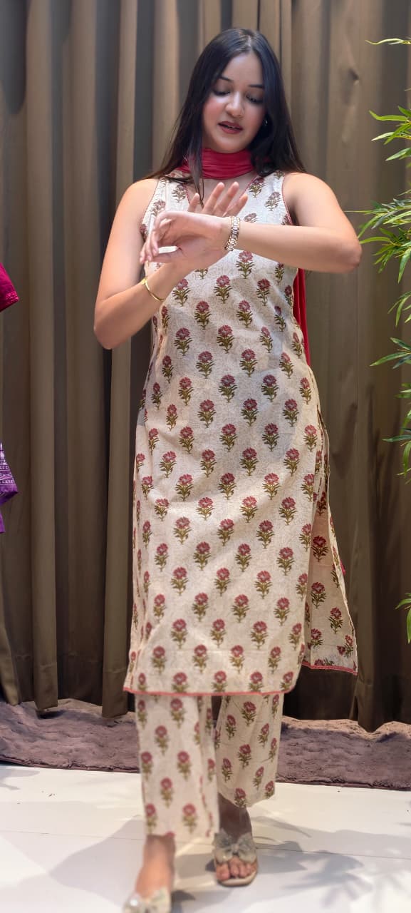 Beautiful Floral Printed Sleeveless Full Suit Set With Solid Dupatta In Cotton Fabric-13433