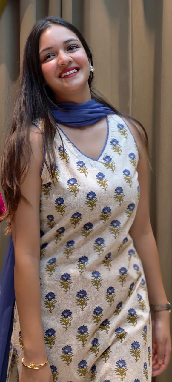 Beautiful Floral Printed Sleeveless Full Suit Set With Solid Dupatta In Cotton Fabric-13433