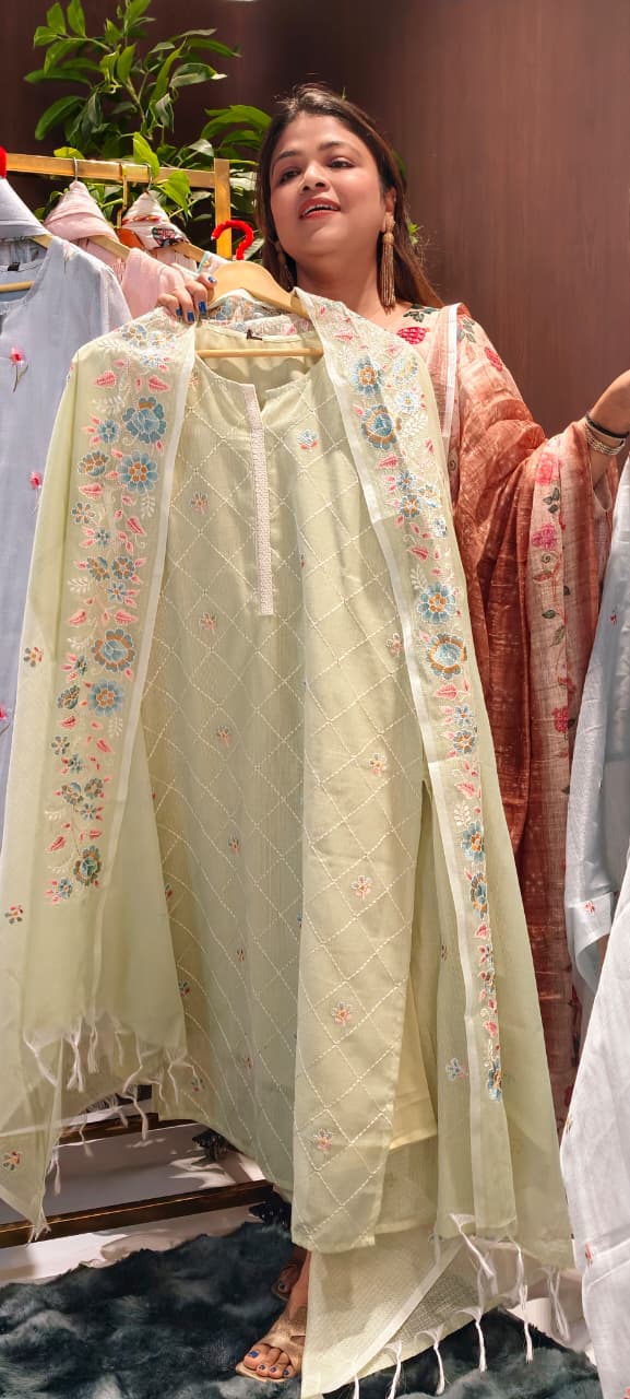 Intricate Floral Fine Embroidery Zig-Zag Thread Work Jute Cotton Full Suit Set With Dupatta-13574 RB140