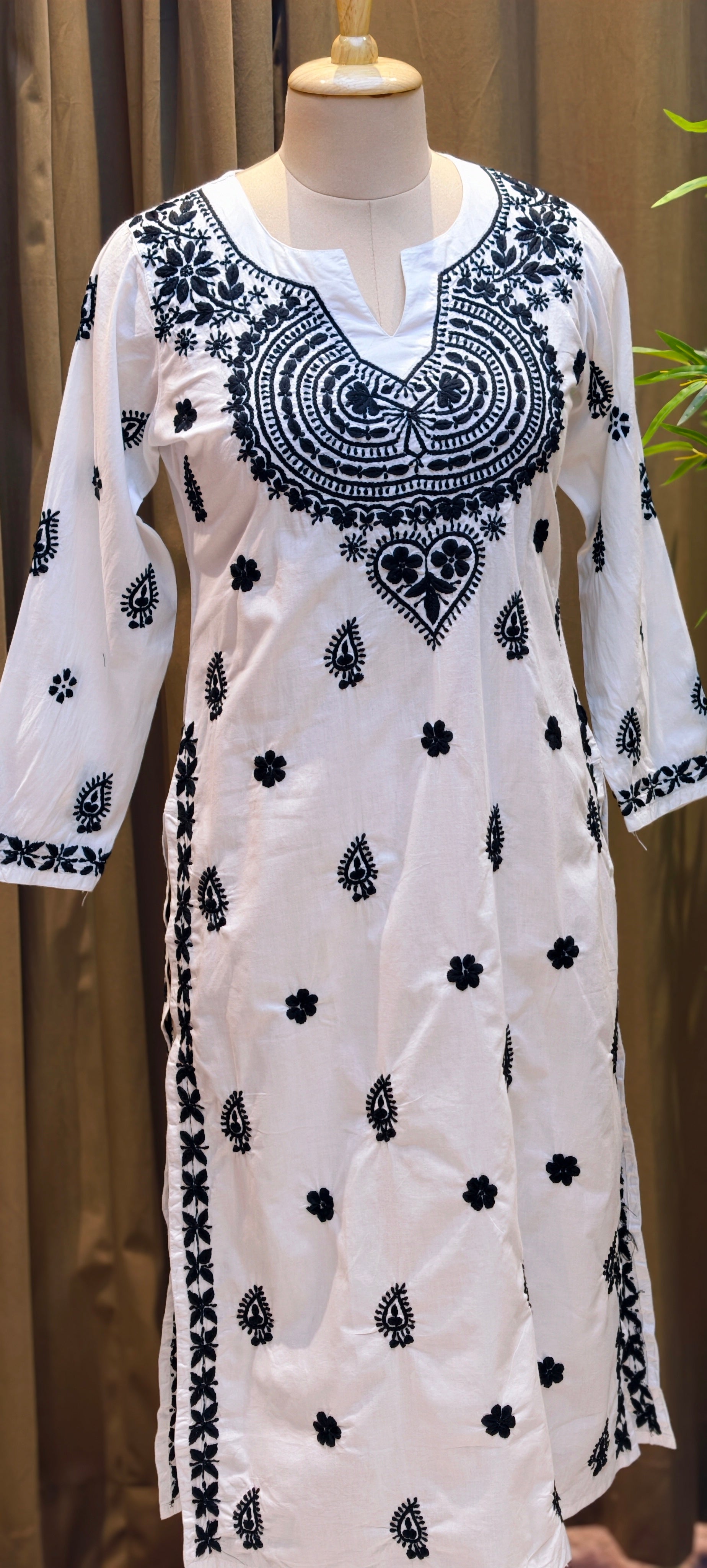 Elegant Mul Cotton Lucknowi Chikankari Style Embroidered Kurti with Intricate Thread Work 13948