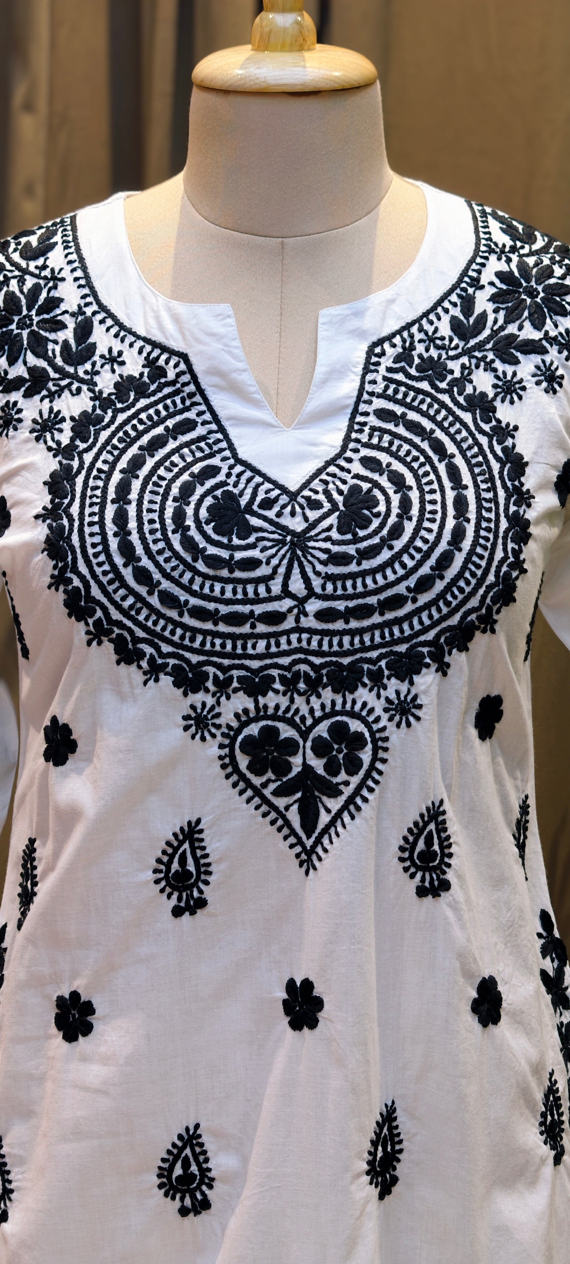 Elegant Mul Cotton Lucknowi Chikankari Style Embroidered Kurti with Intricate Thread Work 13948